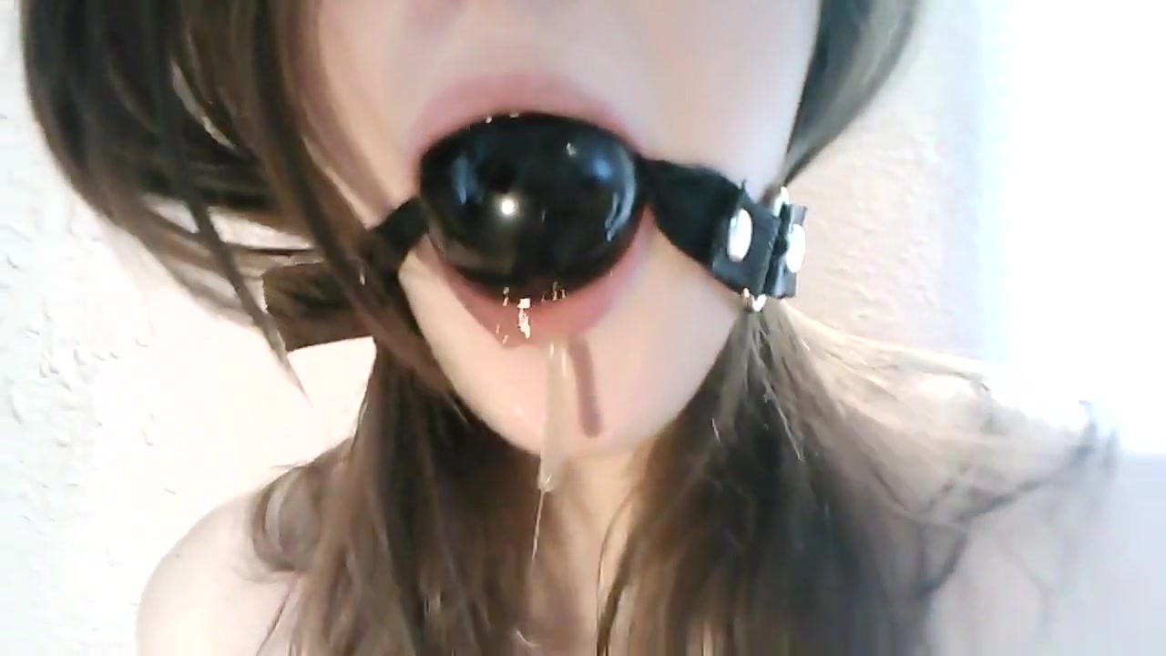 Gagged schwer drooling College Mädchen gebunden
