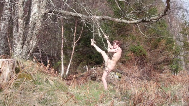 Nackte Selbstverklebung im Wald schief gegangen
