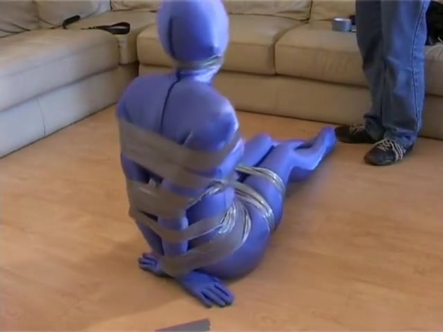 band gebunden und gagged in blau zentai
