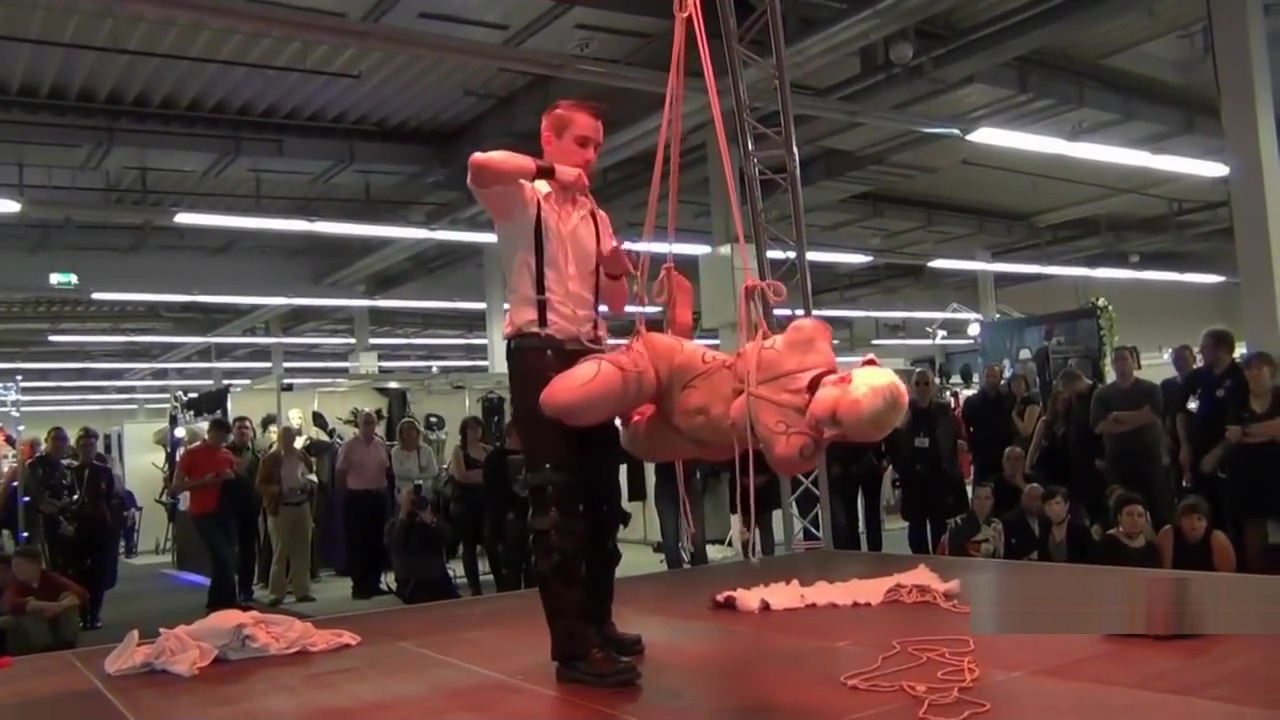 Bondage Show in einem Einkaufszentrum
