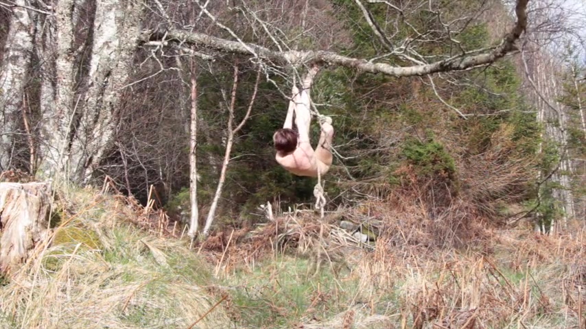 Nackte Selbstbindung im Wald schief.
