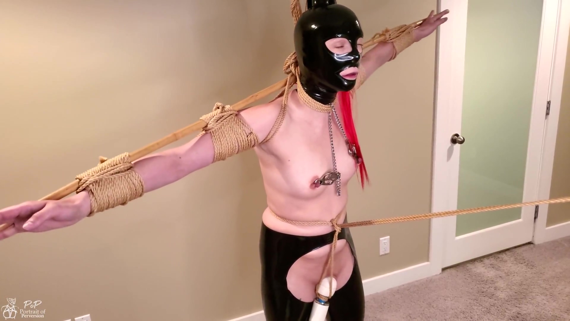 Latex-Sub-Spannung an Tiptoes in Predicament Bondage mit einem Crotch Rope ist zu Cum Hard hergestellt
